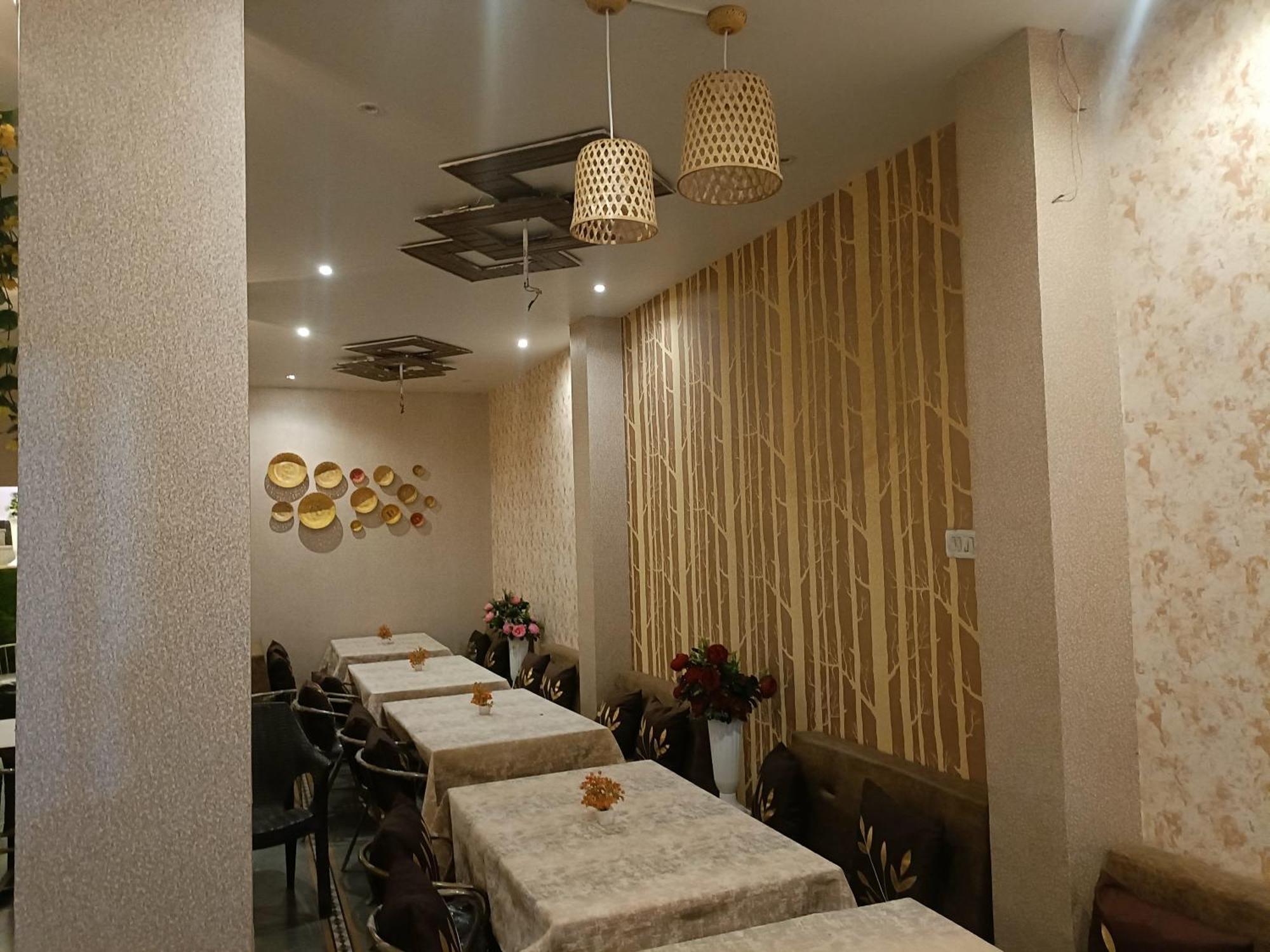 Rk Hotel & Restaurant Dewās Eksteriør bilde
